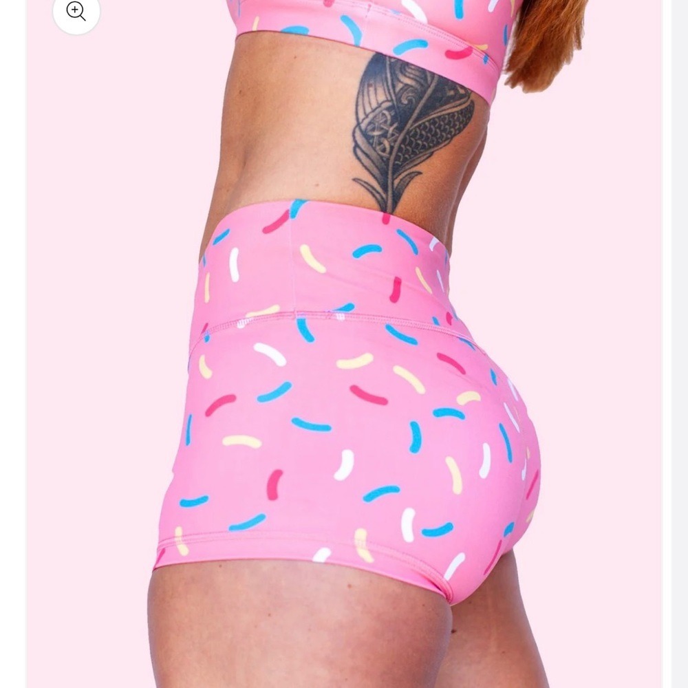 Feed Me Fight Me Sprinkle Print Athletic Shorts Womens Medium Pink Excellent - Picture 2 of 9